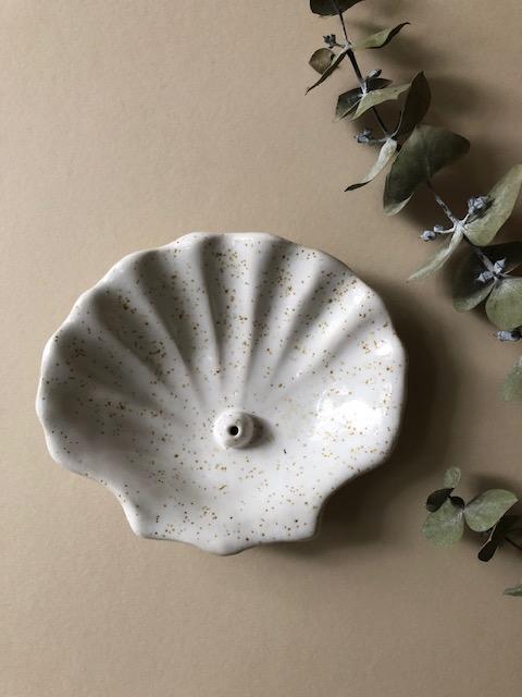 THE CLAY SOCIETY - SHELL INCENSE HOLDER // WHITE SPECKLED